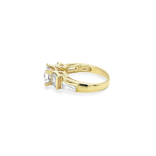 Goldring mit Zirkonen