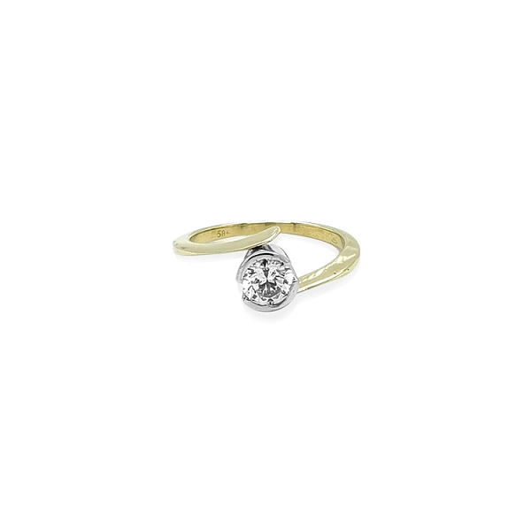 Verlobungsring aus Gold mit kubischem Zirkon