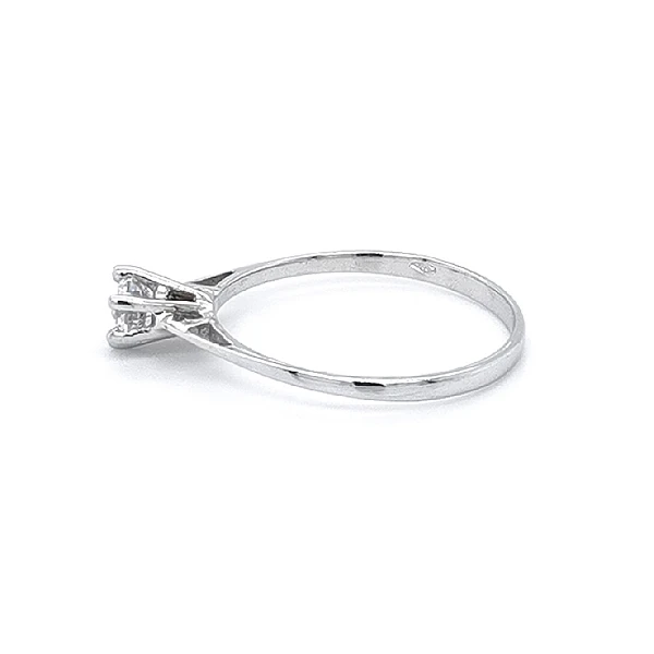 Verlobungsring mit Zirkon aus Weißgold