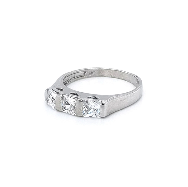 Ring mit Zirkonen aus Weißgold