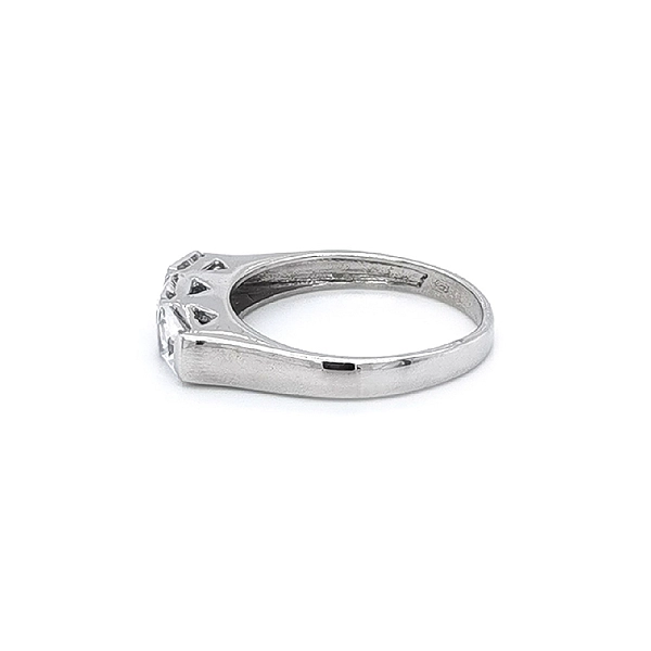 Ring mit Zirkonen aus Weißgold
