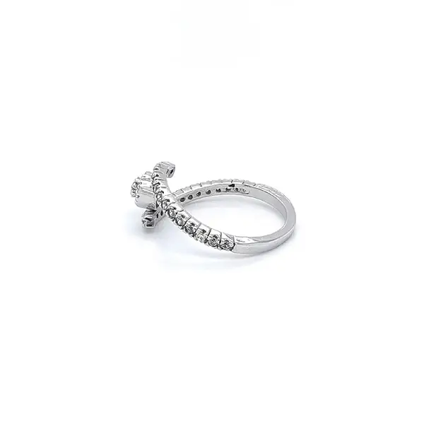 Ring mit Zirkonen aus Weißgold