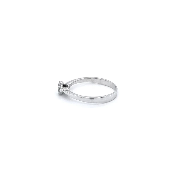 Ring mit Zirkonen aus Weißgold