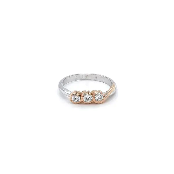 Ring mit Zirkonias in Gold-Kombination