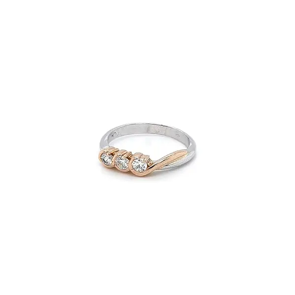 Ring mit Zirkonias in Gold-Kombination