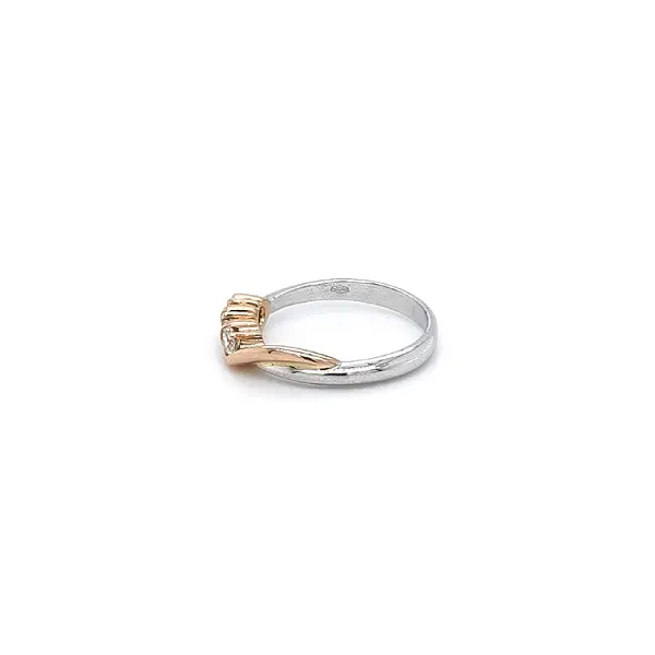 Ring mit Zirkonias in Gold-Kombination