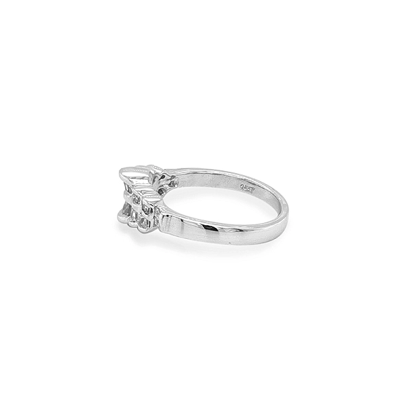 Goldring mit Zirkonen