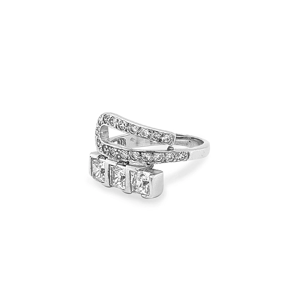 Goldring mit Zirkonen