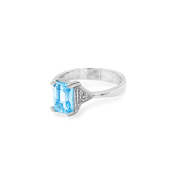 Goldring mit blauem Stein
