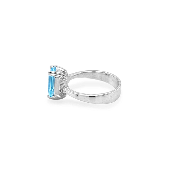 Goldring mit blauem Stein