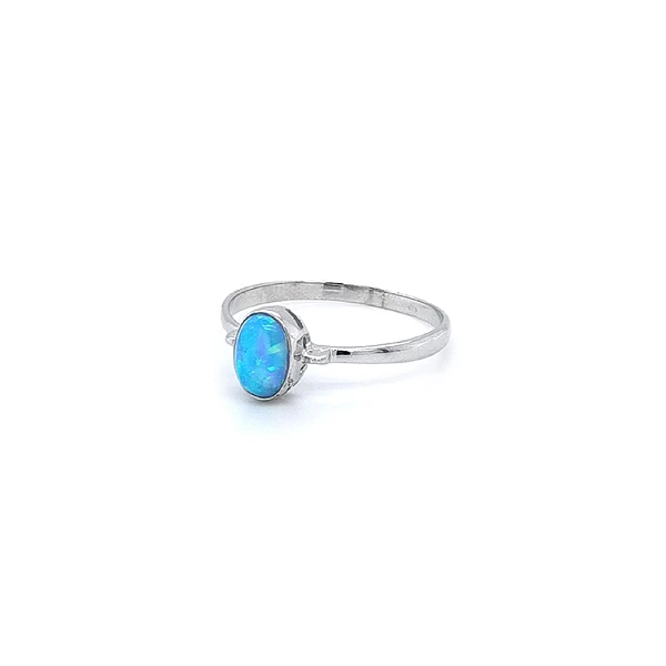 Ring mit Opal aus Weißgold