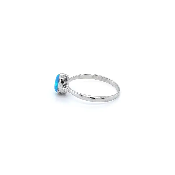 Ring mit Opal aus Weißgold