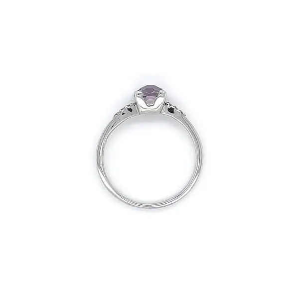 Ring mit Amethyst aus Weißgold
