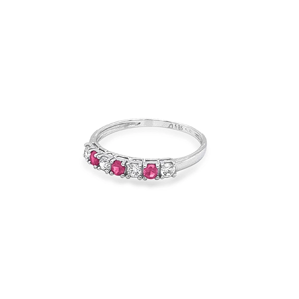 Goldring mit farbigen Steinen