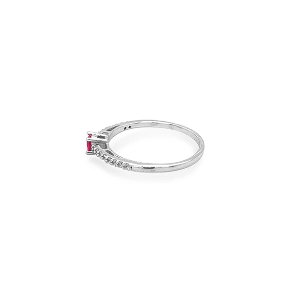 Goldring mit farbigen Steinen