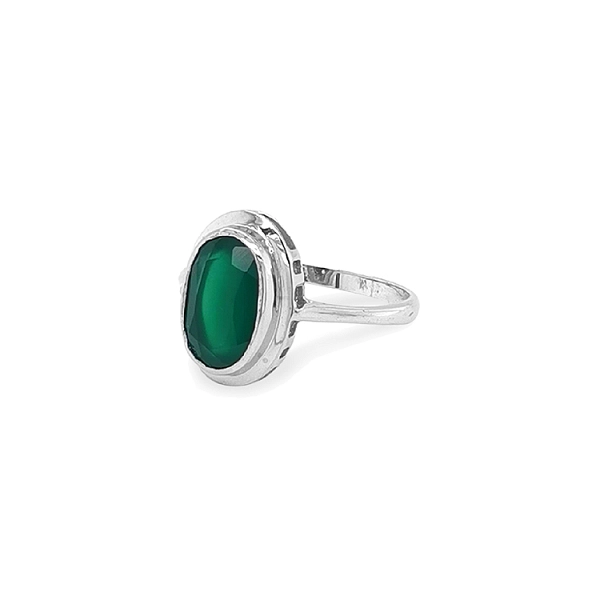 Goldring mit grünem Stein