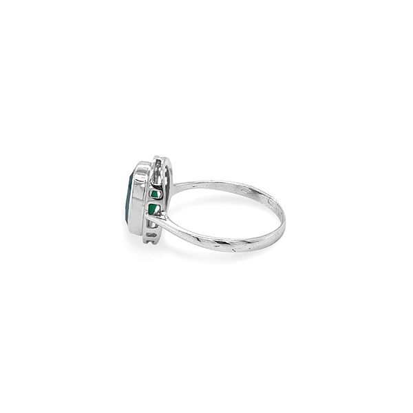 Goldring mit grünem Stein