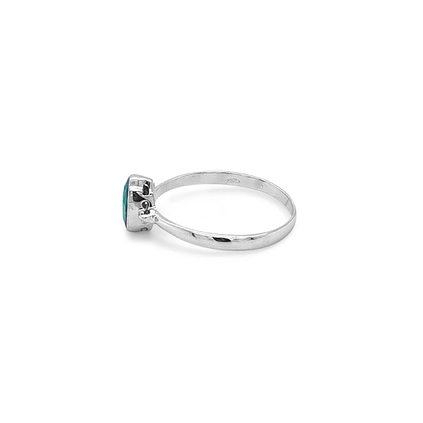 Goldring mit grünem Stein