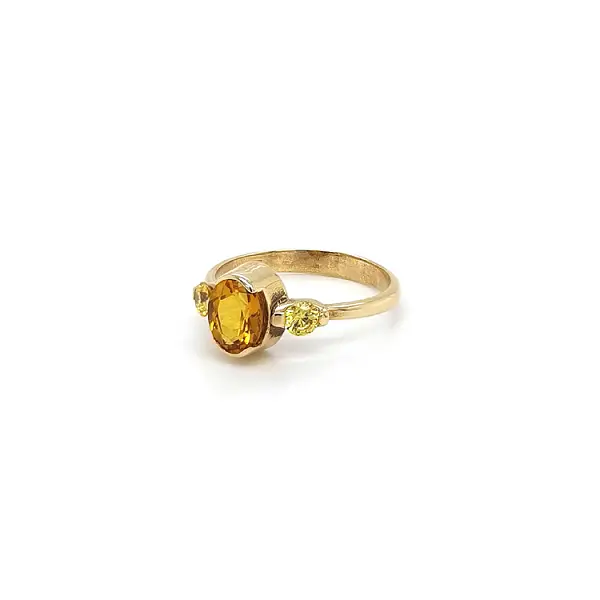 Goldring mit gelbem Stein