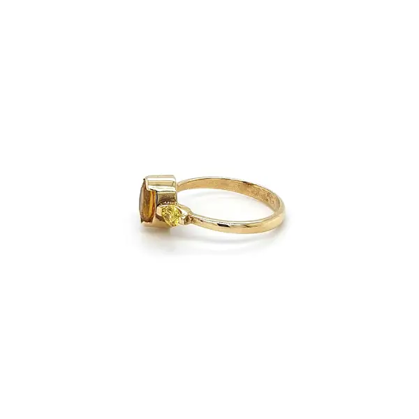 Goldring mit gelbem Stein