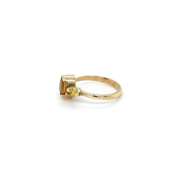 Goldring mit gelbem Stein