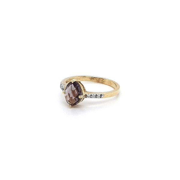 Goldring mit lila Stein