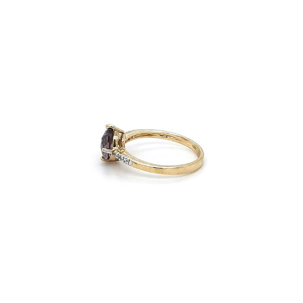Goldring mit lila Stein