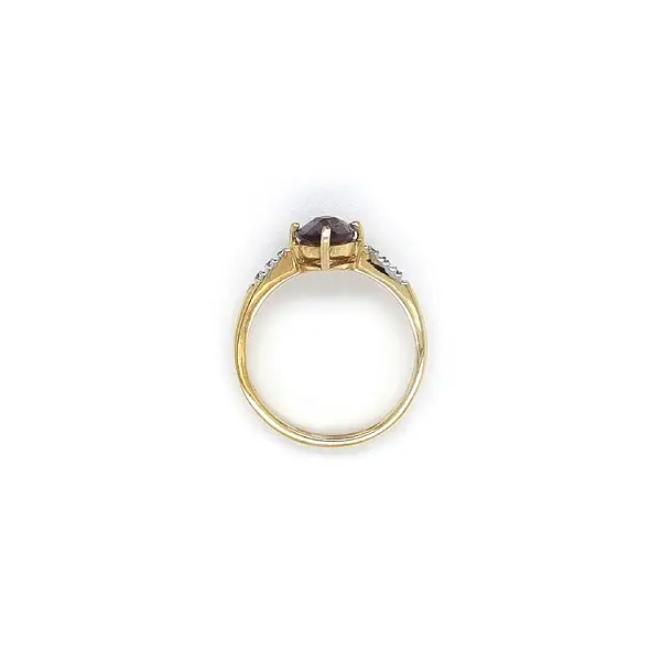 Goldring mit lila Stein