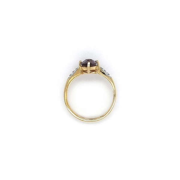Goldring mit lila Stein