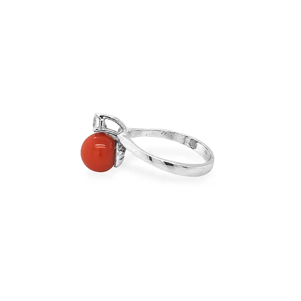 Goldring mit Koralle