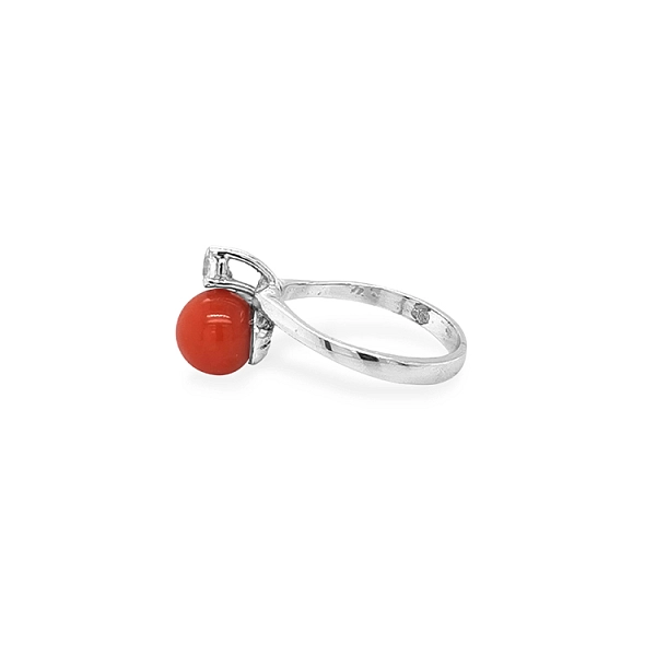 Goldring mit Koralle