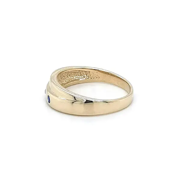 Goldring mit farbigen Steinen