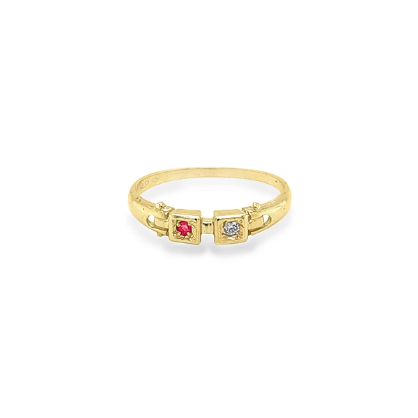 Goldring mit farbigen Steinen