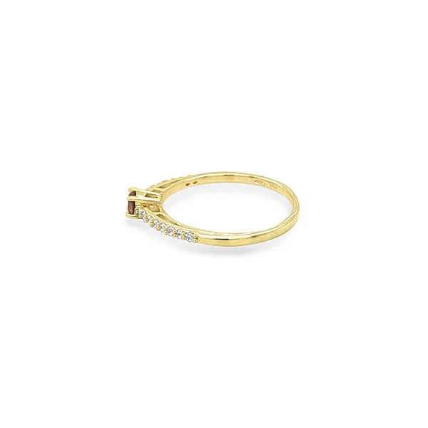 Goldring mit farbigen Steinen