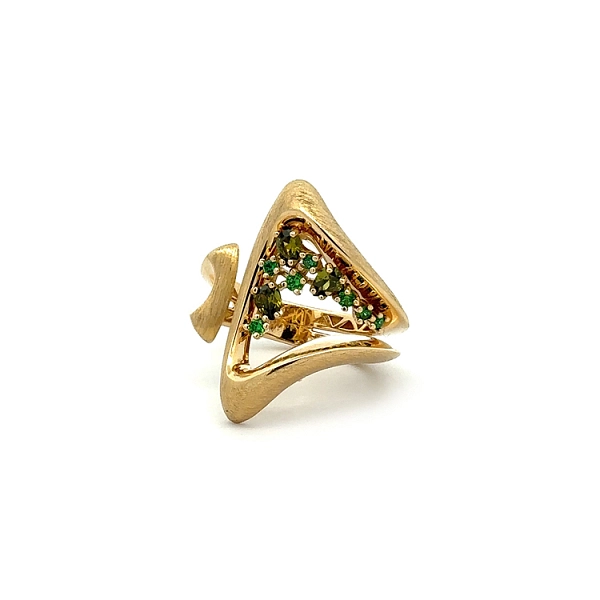 Goldring mit grünen Steinen