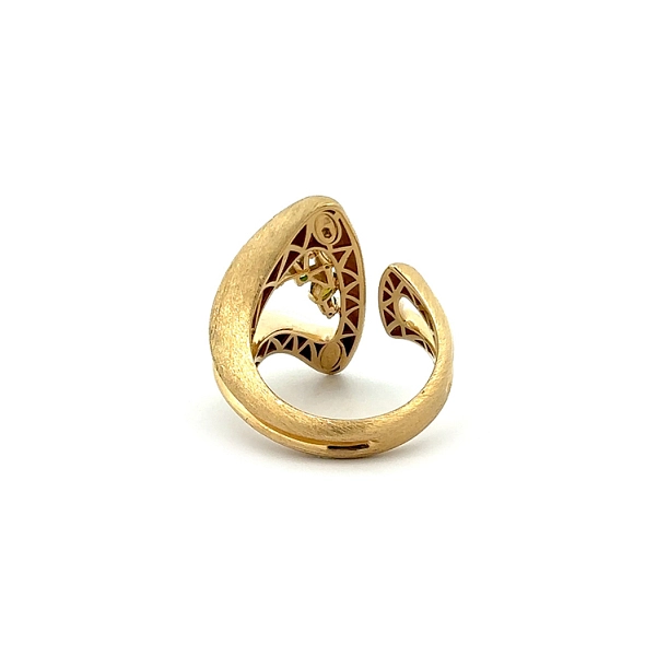 Goldring mit grünen Steinen