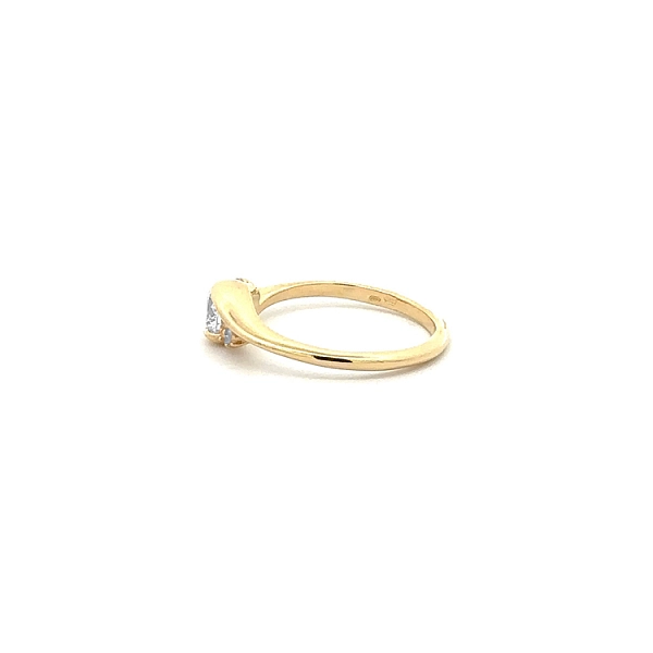 Goldring mit Zirkonen