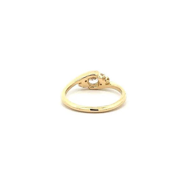 Goldring mit Zirkonen