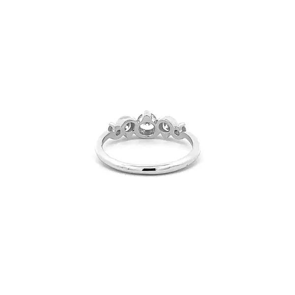 Goldring mit Zirkonen