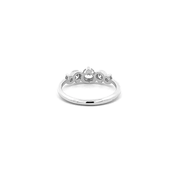 Goldring mit Zirkonen