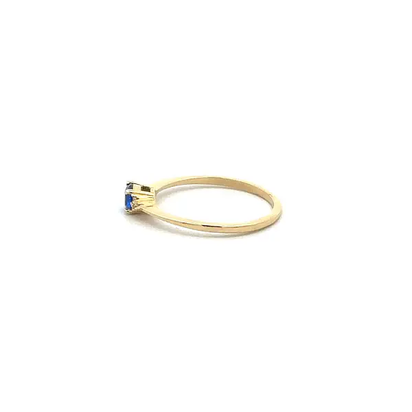 Goldring mit blauem Stein