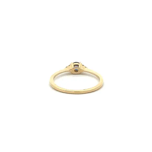 Goldring mit blauem Stein