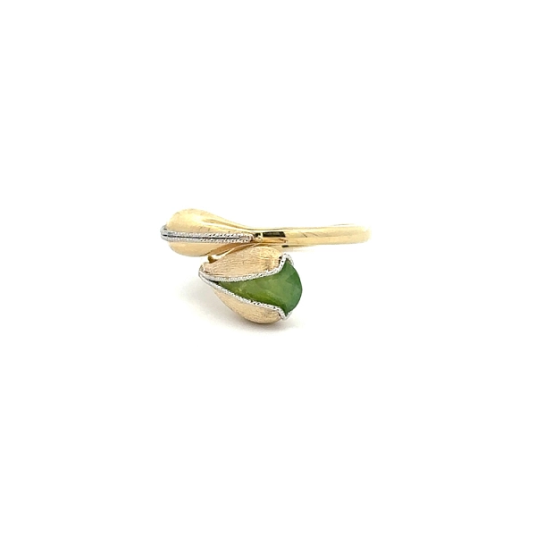 Goldring mit grünem Stein