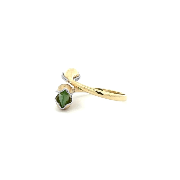 Goldring mit grünem Stein