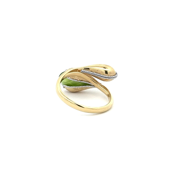 Goldring mit grünem Stein