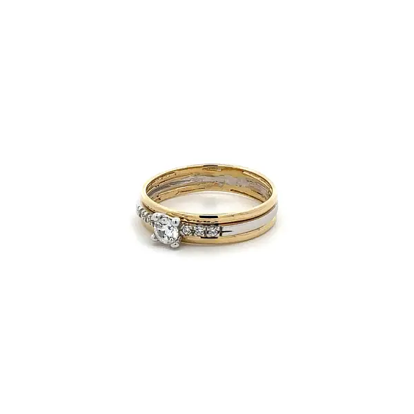 Ring mit Zirkonias in Gold-Kombination
