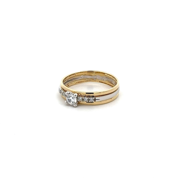 Ring mit Zirkonias in Gold-Kombination
