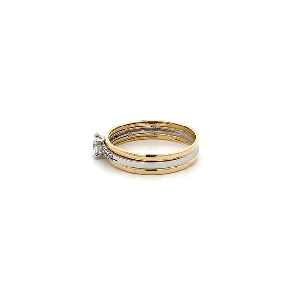 Ring mit Zirkonias in Gold-Kombination