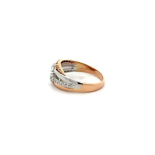 Ring mit Zirkonias in Gold-Kombination