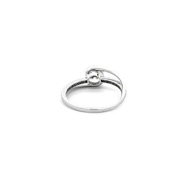 Ring mit Zirkonen aus Weißgold